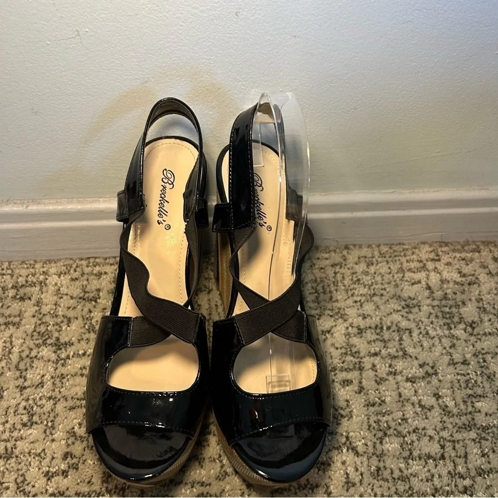 NWOB Breckelles Black Strappy Peep Toe Wedges Size 10